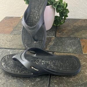 Tek Gear Black Flip‎ Flops size Small 5/6 non-slip soles used